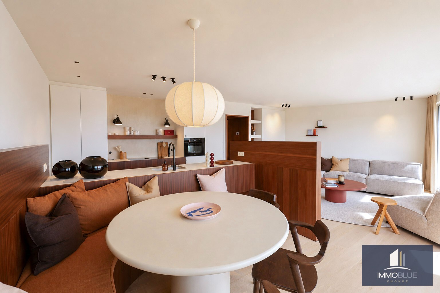 Appartement prestigieux entièrement rénové et fini avec des matériaux de haute qualité, situé à proximité de la place du Triangle. 