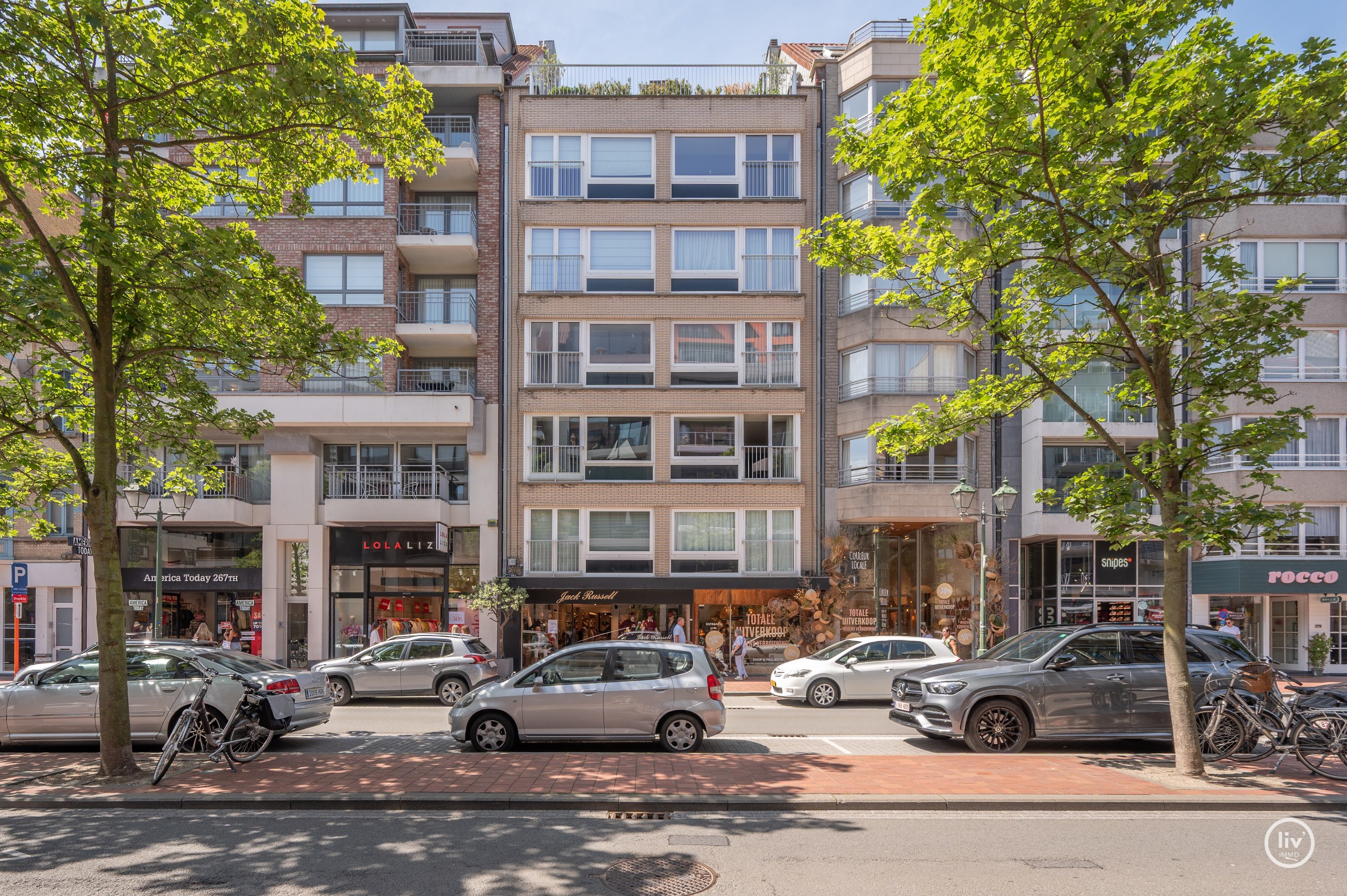 Modern en stijlvol gerenoveerd appartement in hartje Knokke. 