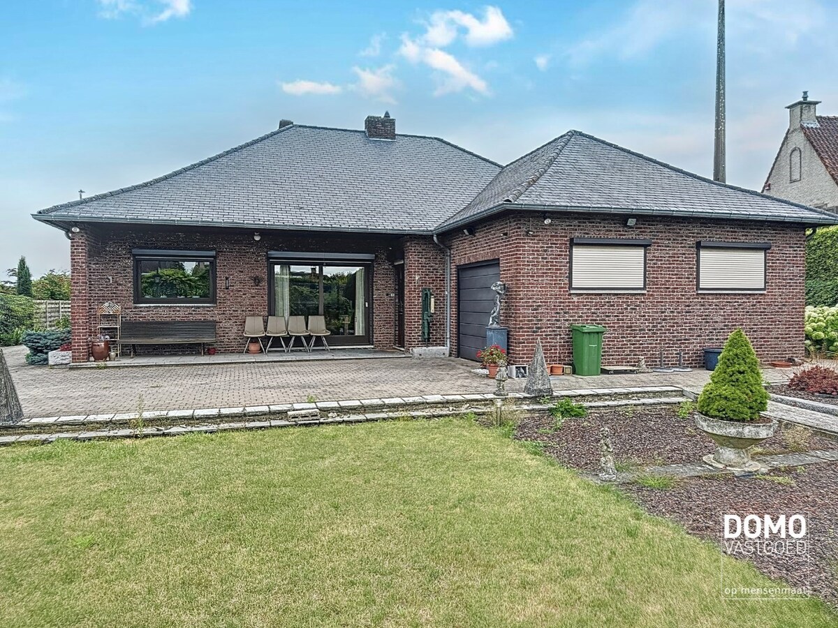 RUIME GELIJKVLOERSE WONING OPEN BEBOUWING GELEGEN OP EEN PERCEEL VAN 12a77ca TE KERMT 