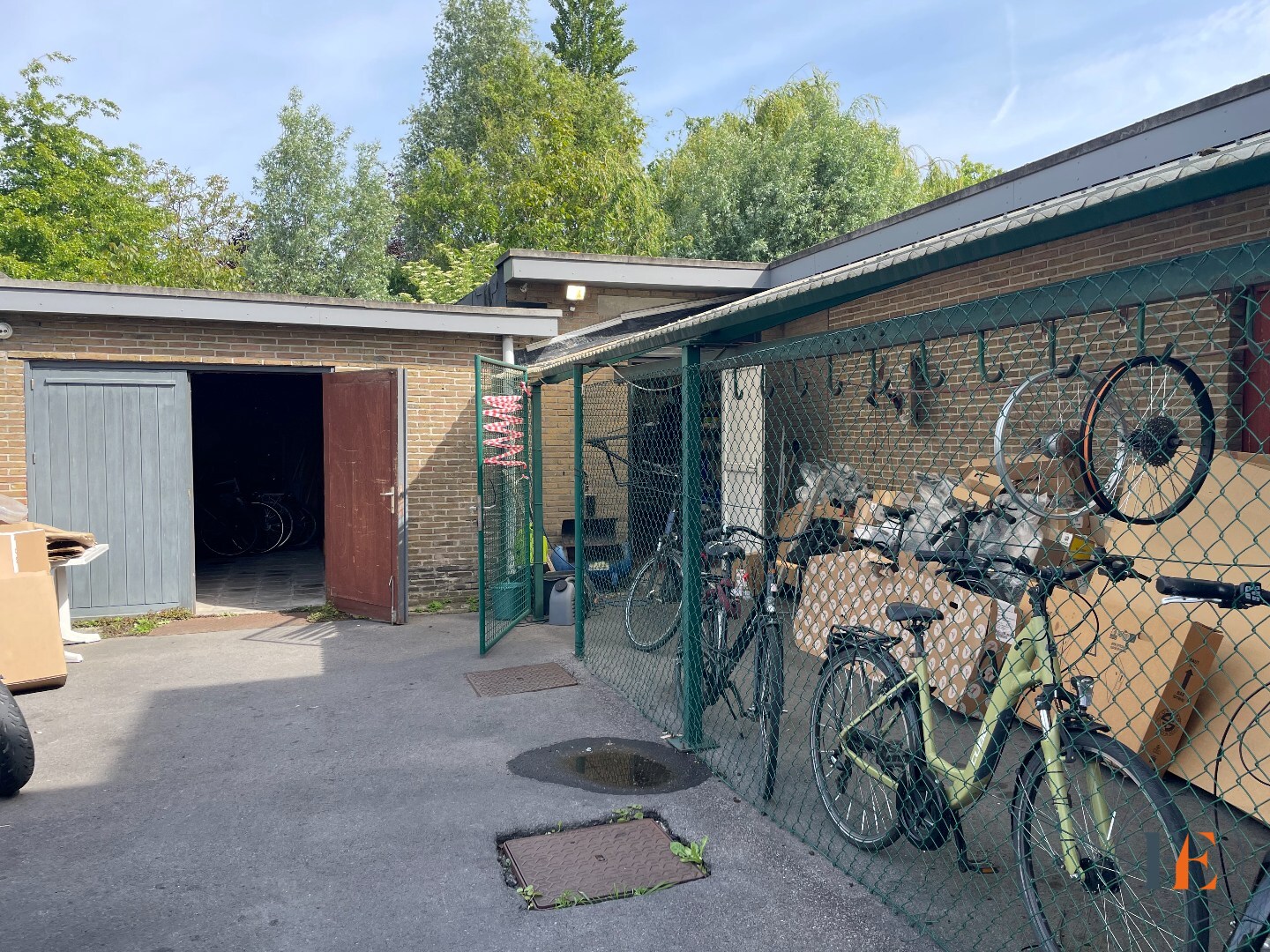 Handelspand (235m²) met parking en garage 