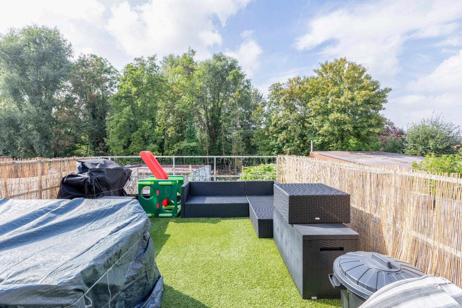 VERKOCHT ! Opbrengsteigendom met 2 appartementen en 2 garages 