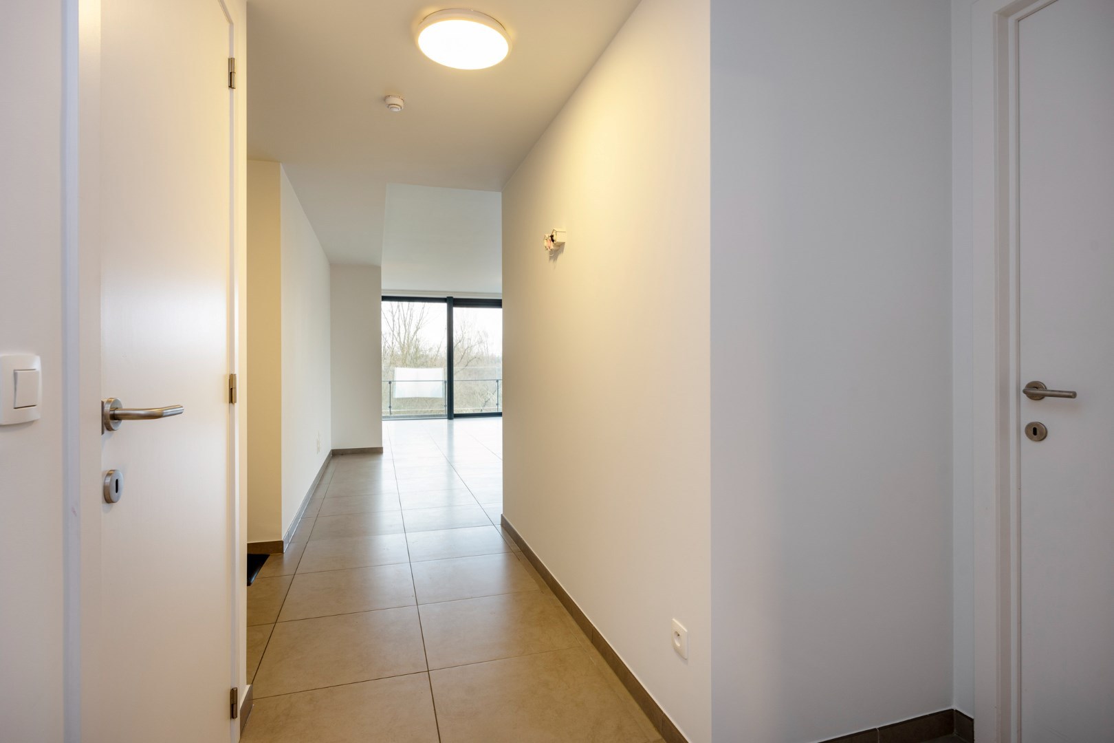 Ruim en lichtrijk appartement met 2 slaapkamers, terras en autostaanplaats vlakbij autostrade - EPC 108 kWh/m² 