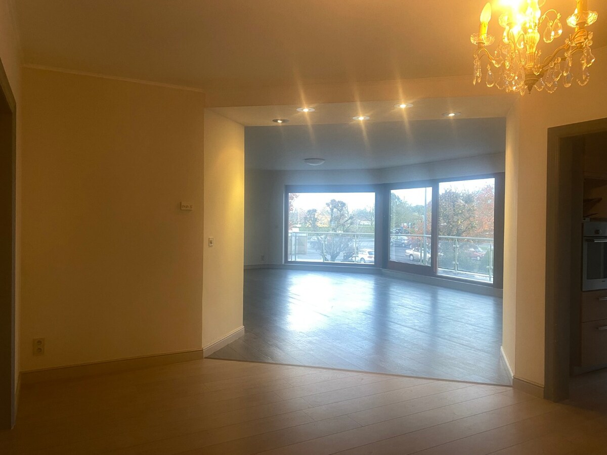 Appartement (175 m²) met 3 slaapkamers, terras (25 m²), 2 badk., 2 garages, berging. 1e verdiep (lift). 