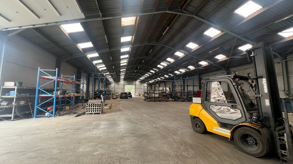 Showroom met kantoor en stockageruimte te huur in de haven van Gent