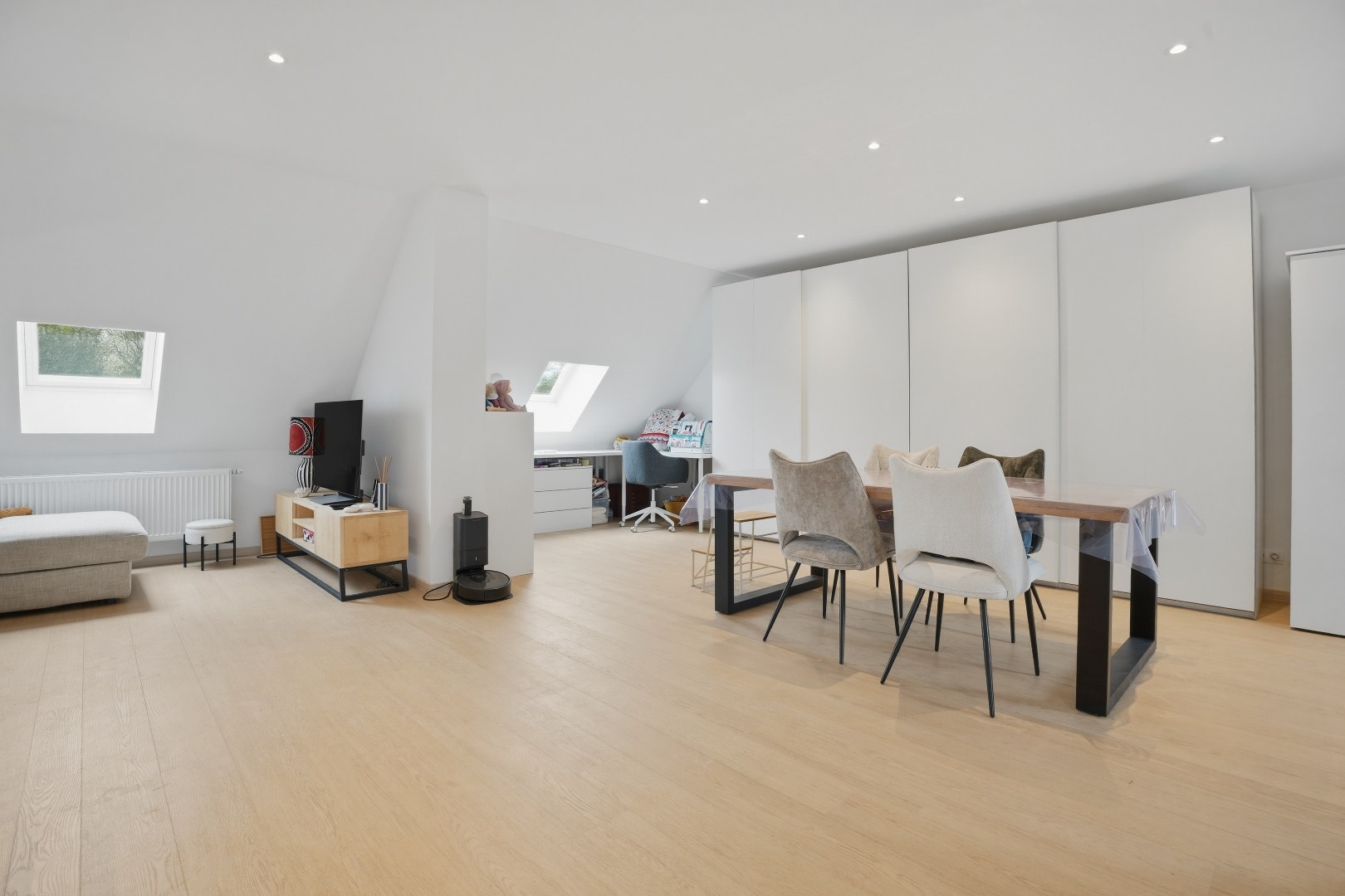 Ruime en instapklare rijwoning in het hart van Nieuwpoort op 284 m² met garage en nieuwe oprit! 