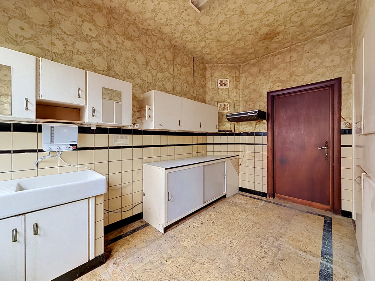 Ruime, te renoveren woning met garage en tuin te Bevegem 