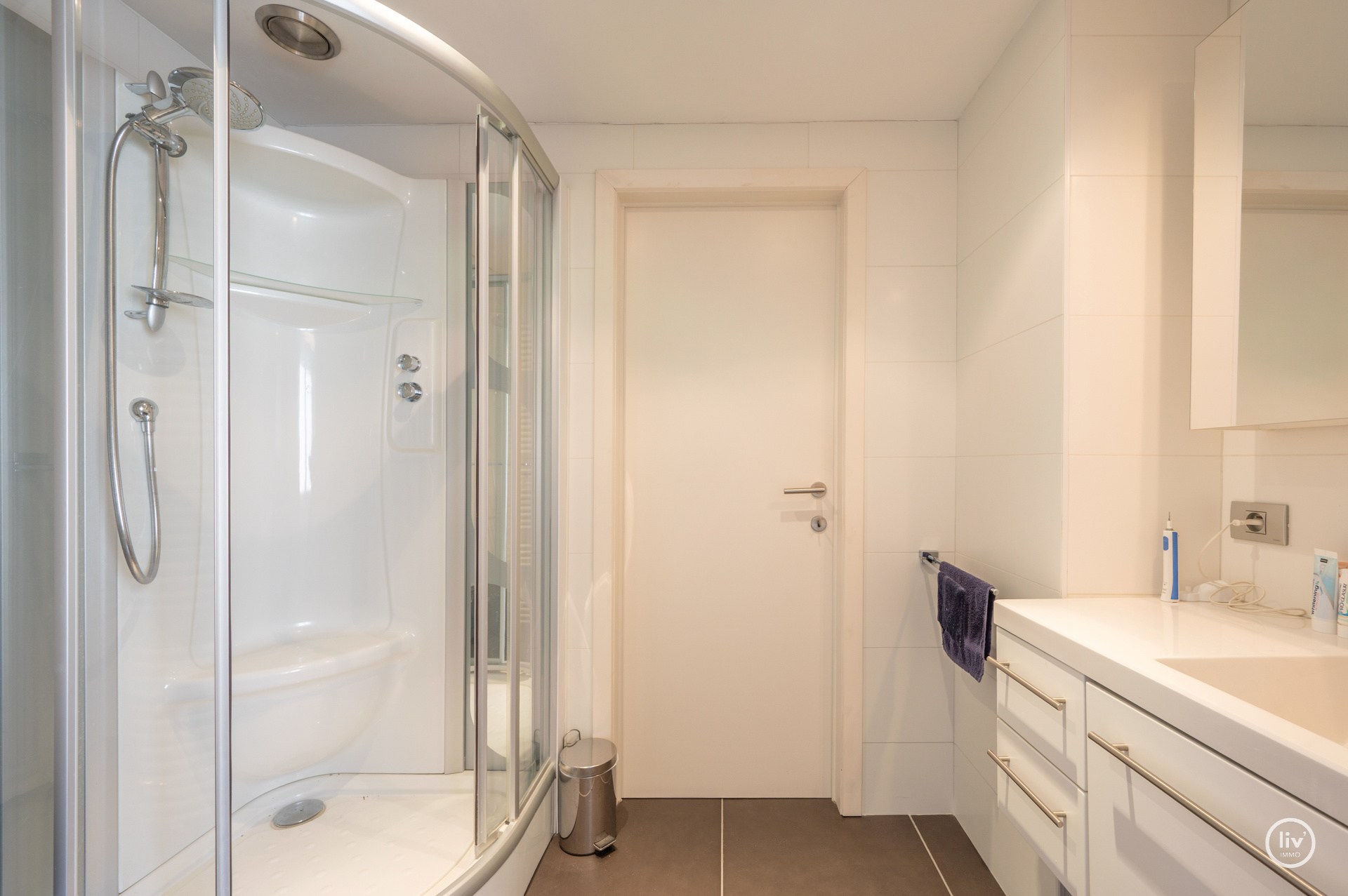 Instapklaar 2-slaapkamerappartement  gelegen te Piers de Raveschootlaan, vlakbij de Lippenslaan. 