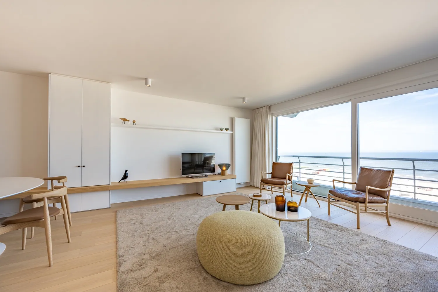 Prachtig gerenoveerd 3 slaapkamerappartement met frontaal zeezicht en aangenaam zonneterras te Knokke.