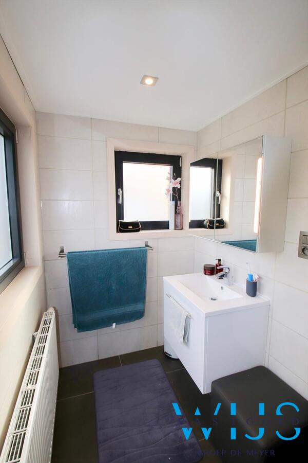 Tot in de puntjes gerenoveerde halfopen bebouwing met lounge gedeelte! 