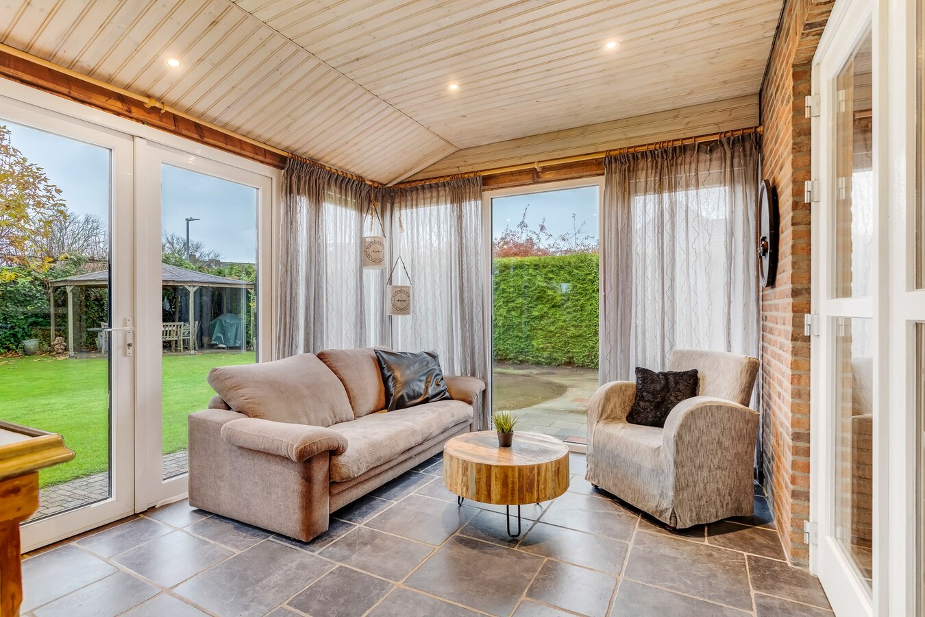 Vrijstaande woning met inpandige garage gelegen op een perceel van 784 m2 te Arendonk. 