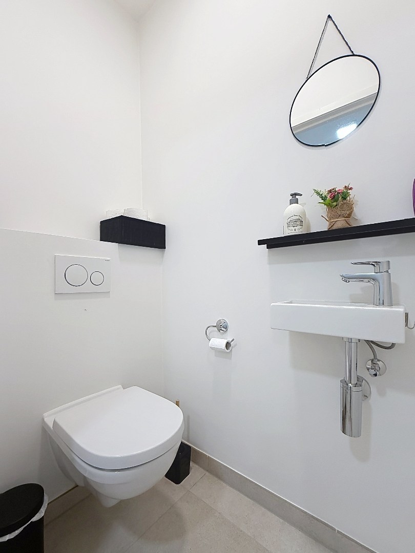 Voici la traduction en français : Appartement spacieux prêt à emménager - grande terrasse ensoleillée. 