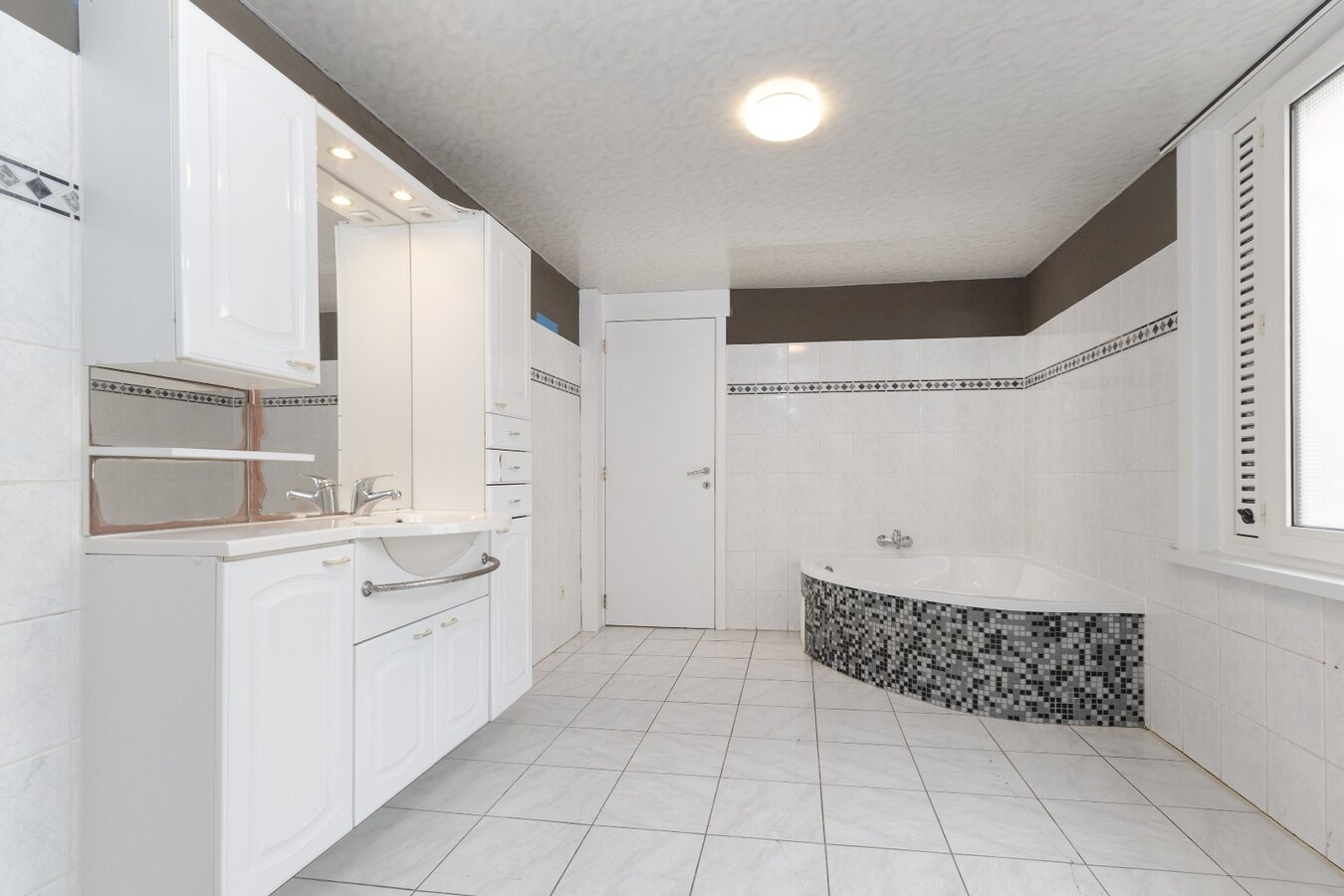 Instapklare woning nabij de Leieboorden in Kortrijk te koop ! 