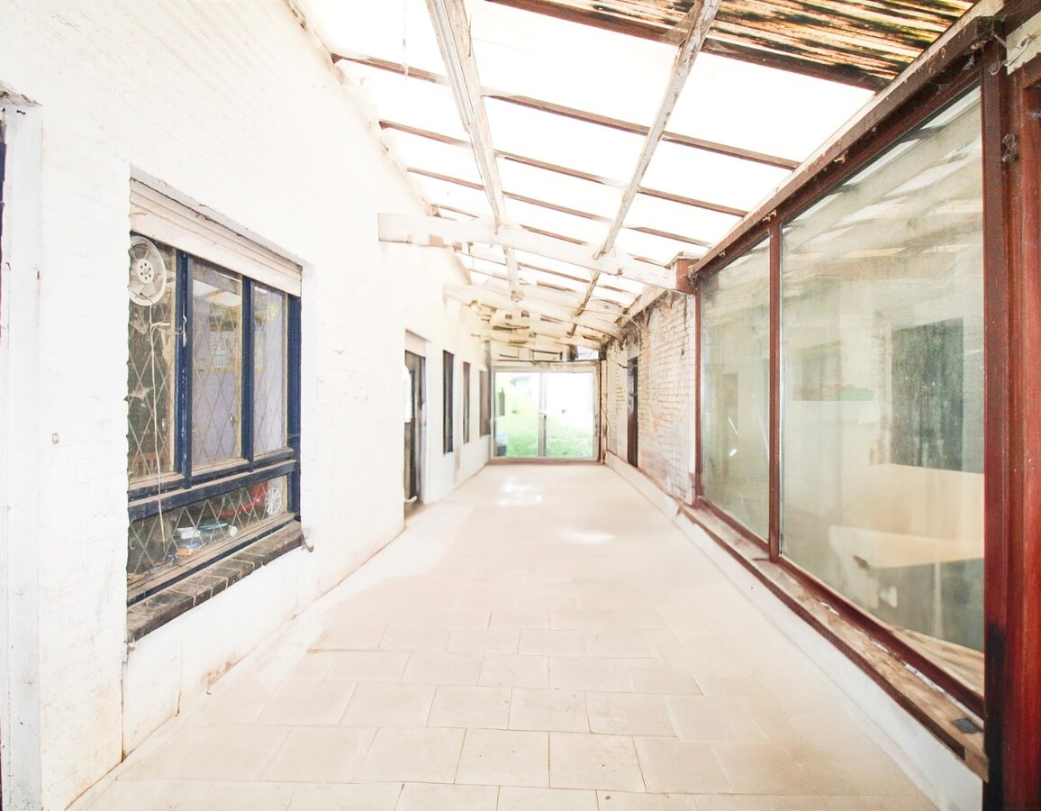 Unieke investeringskans: Halfopen bebouwing met garage, optie tot vijf slaapkamers en groot potentieel op toplocatie te koop in Waasmunster! 