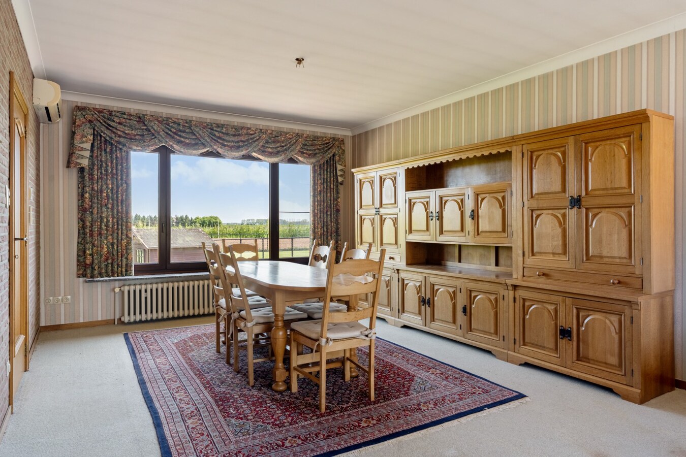 Gelijkvloerse gezinswoning op een ruim perceel van 9a51ca op een rustige locatie met uitzicht op achterliggende weilanden! 