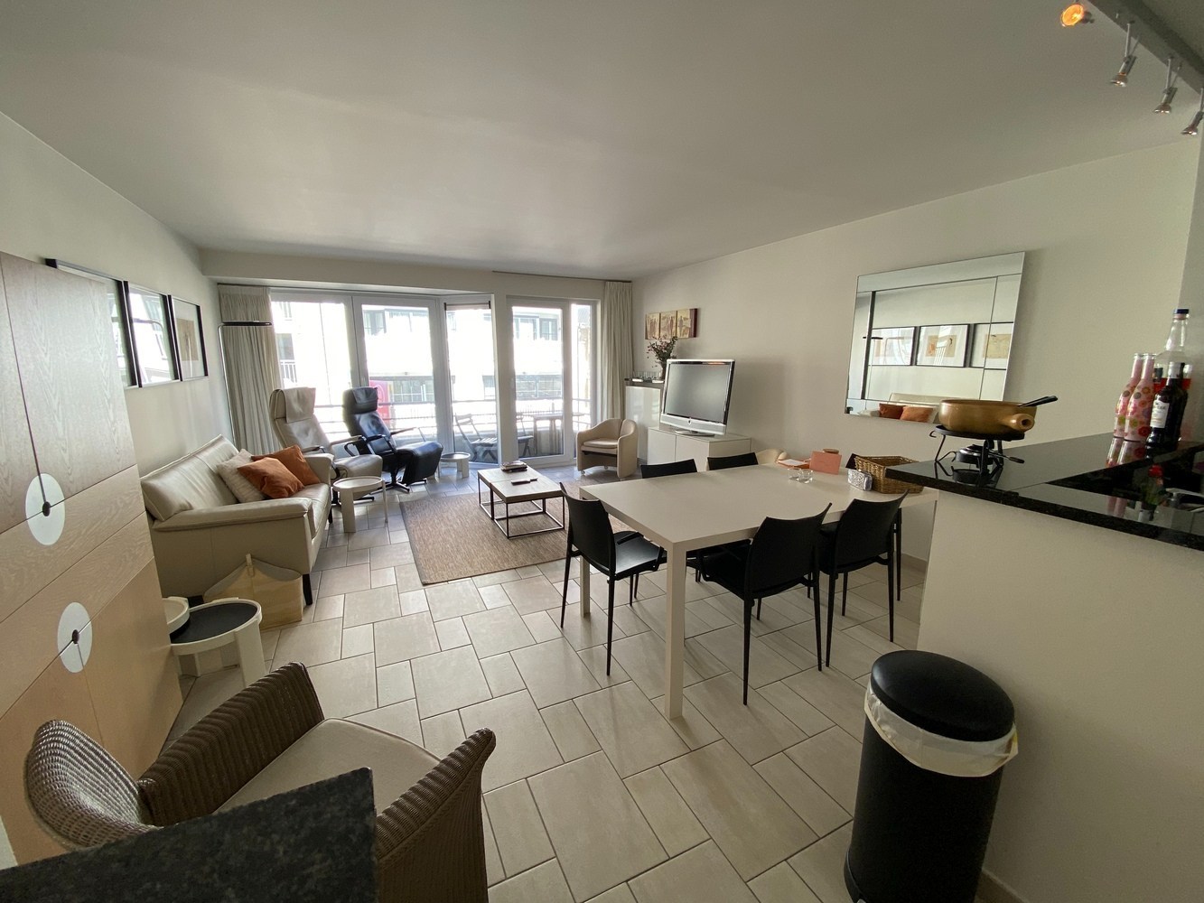 GEMEUBELD - Super gelegen en perfect onderhouden appartement, gelegen in de Van Bunnenlaan. 