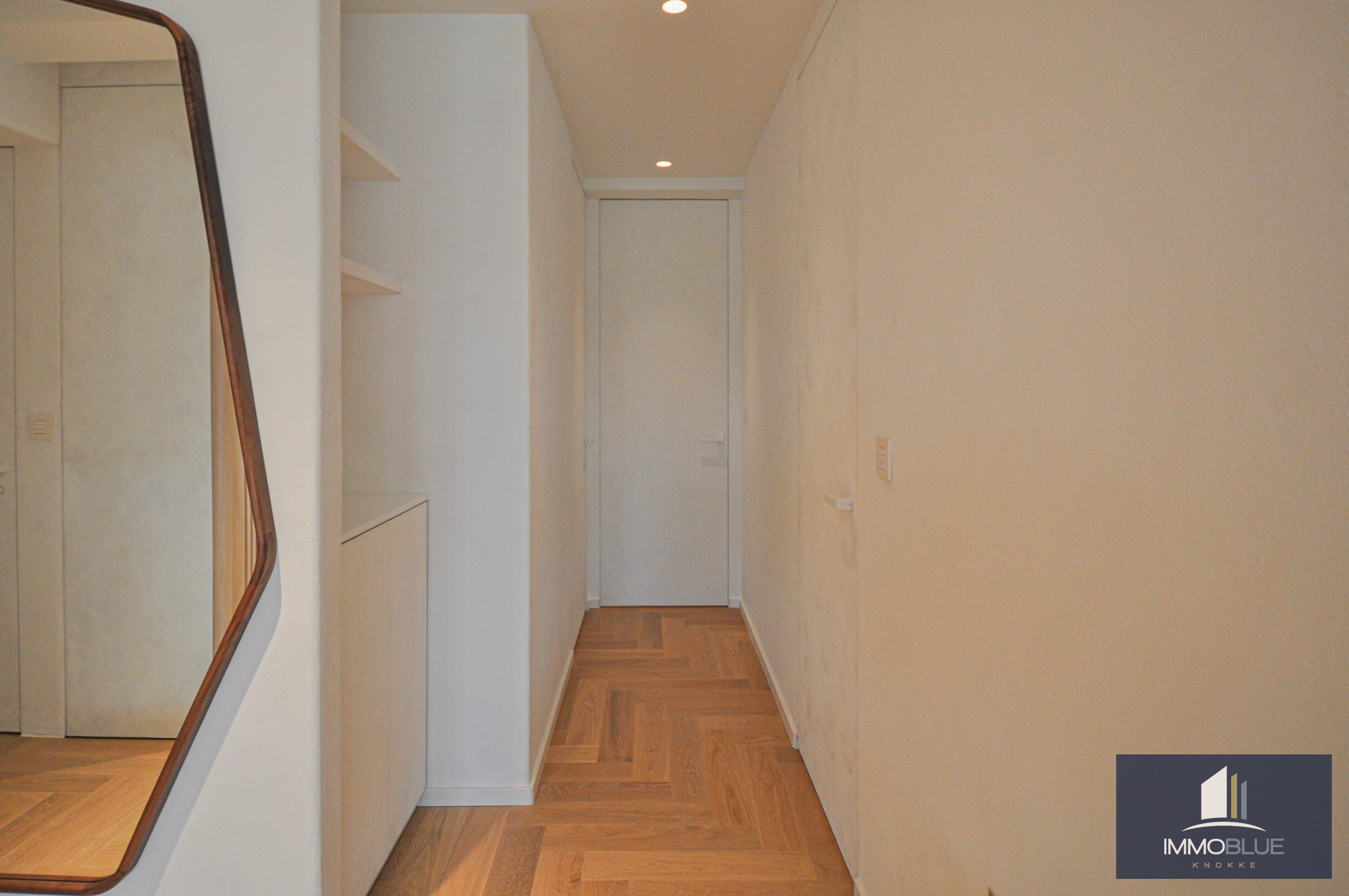 Appartement entièrement rénové et lumineux avec une vue dégagée magnifique, situé dans une résidence de standing. 