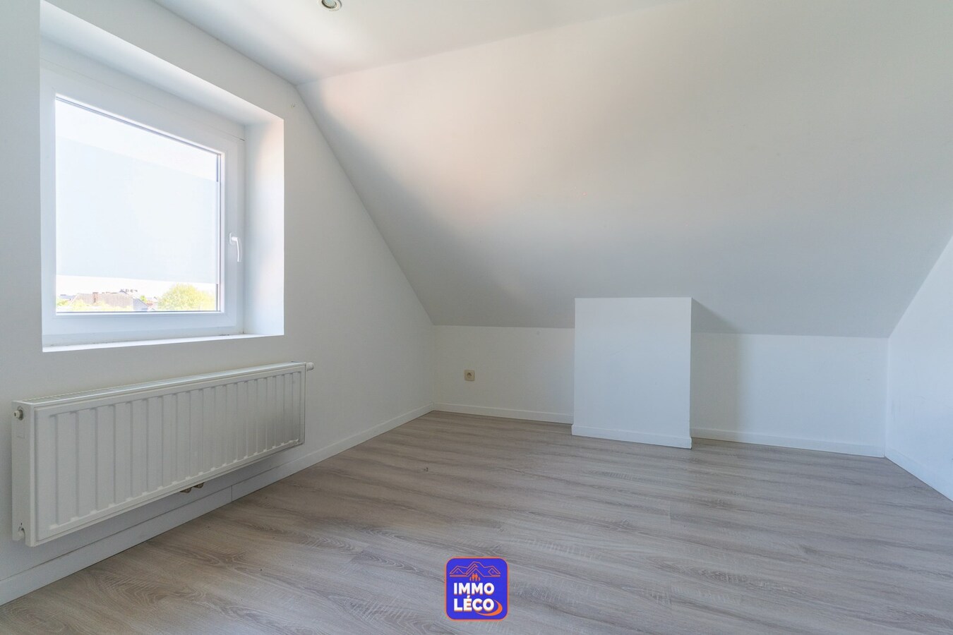 Maison rénovée avec beaux volumes et jardin. 