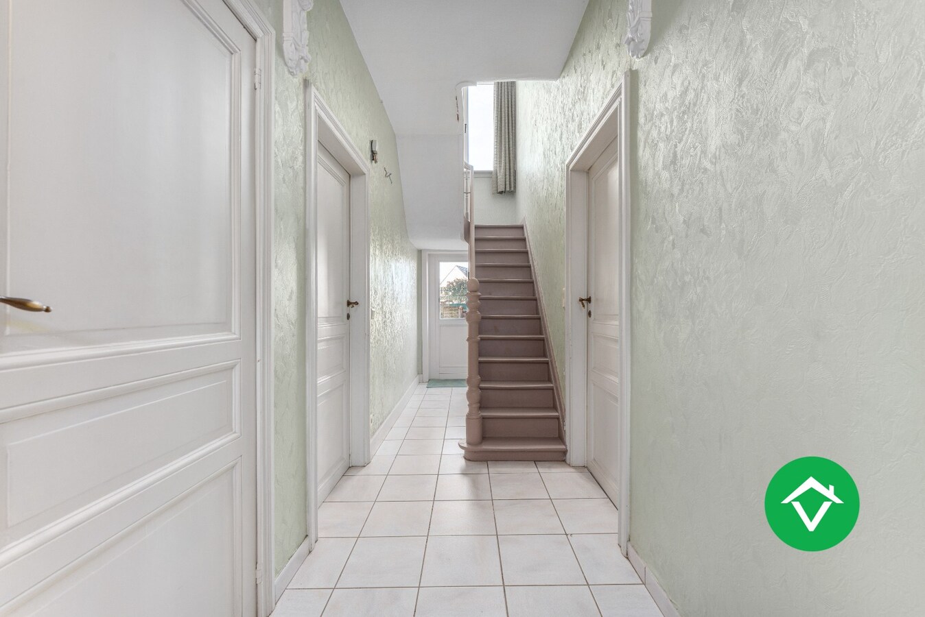 Ruim herenhuis met 4 slaapkamers en aparte garagebox in centrum Gistel 