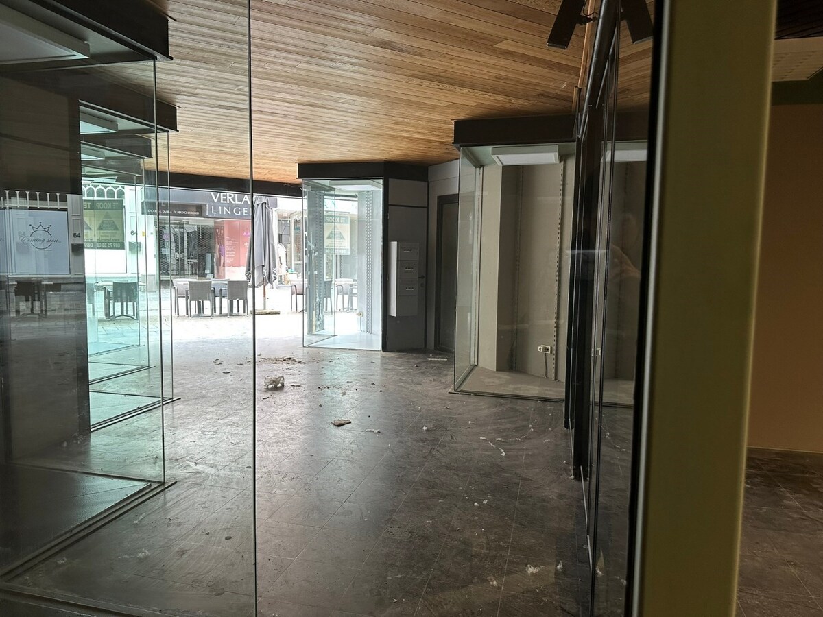 Handelsgelijkvloers, met mooie  etalage,  grote kelder 