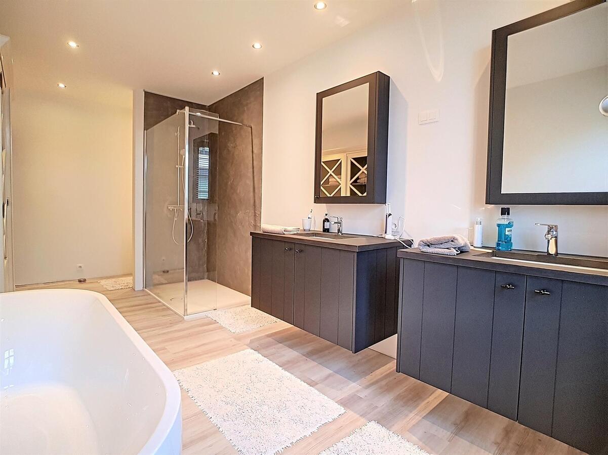 Zeer knappe woning met handelsgelijklvoers en ruime opslagplaatsen/multifunctionele ruimtes - Knokke 