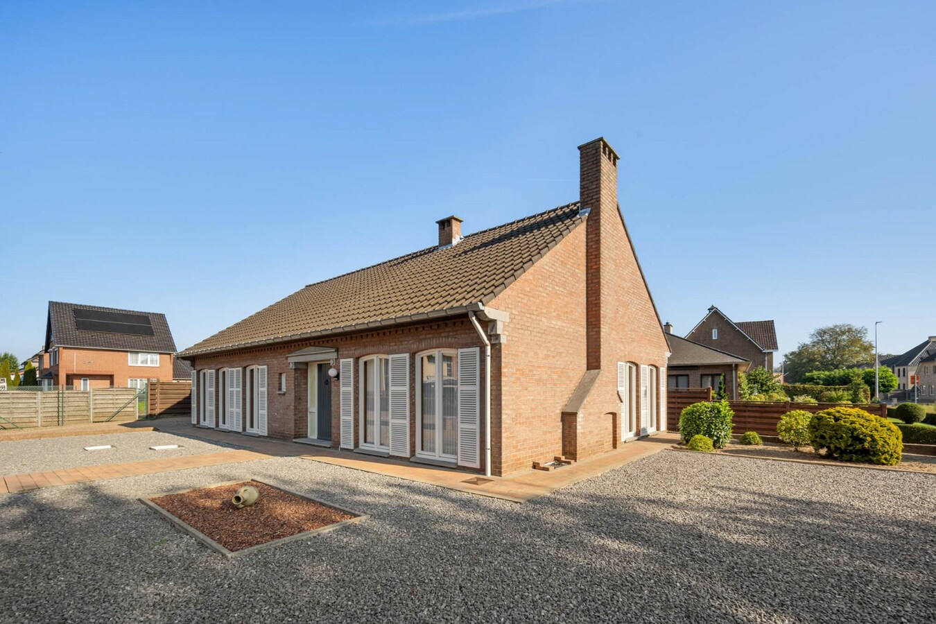 Gelijkvloerse, verzorgde woning gelegen op een perceel van 6a37ca, vlakbij het centrum, scholen, wandel- en fietsroutes 