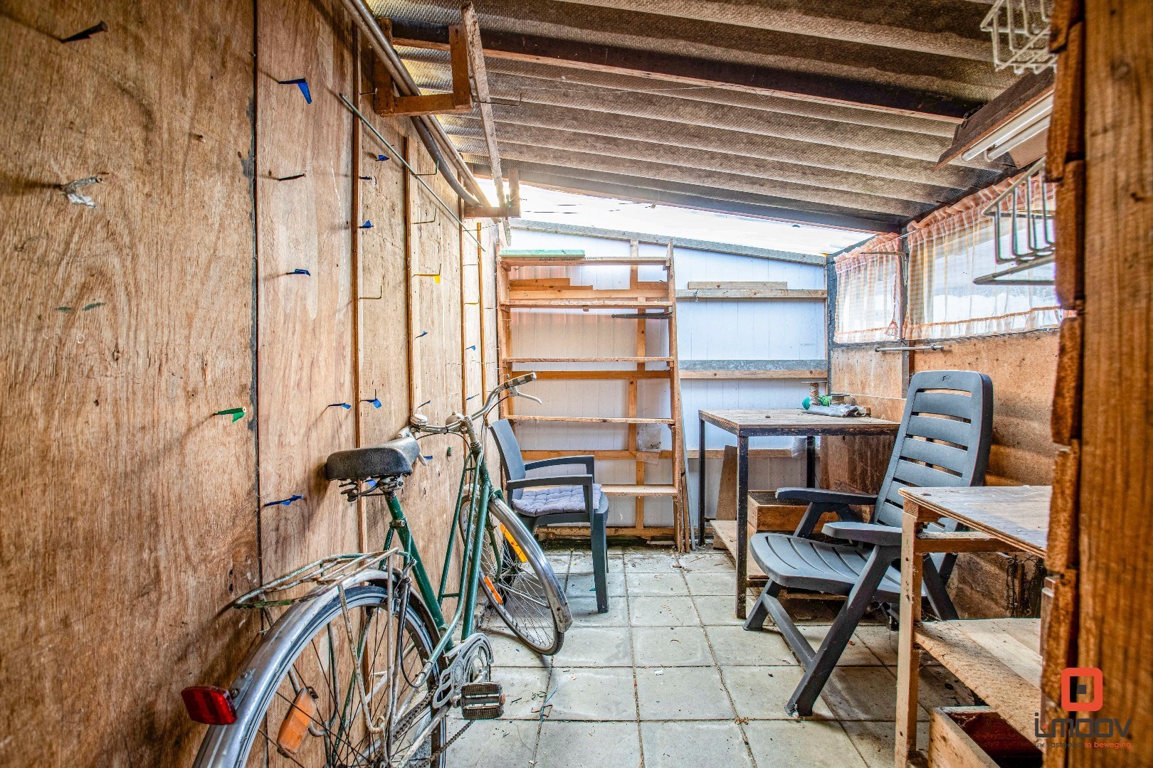 Te renoveren halfopen woning met unieke locatie 