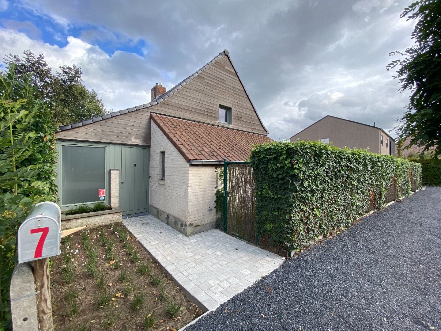 Charmante gerenoveerde halfopen woning met 2 slaapkamers, tuin en garage 