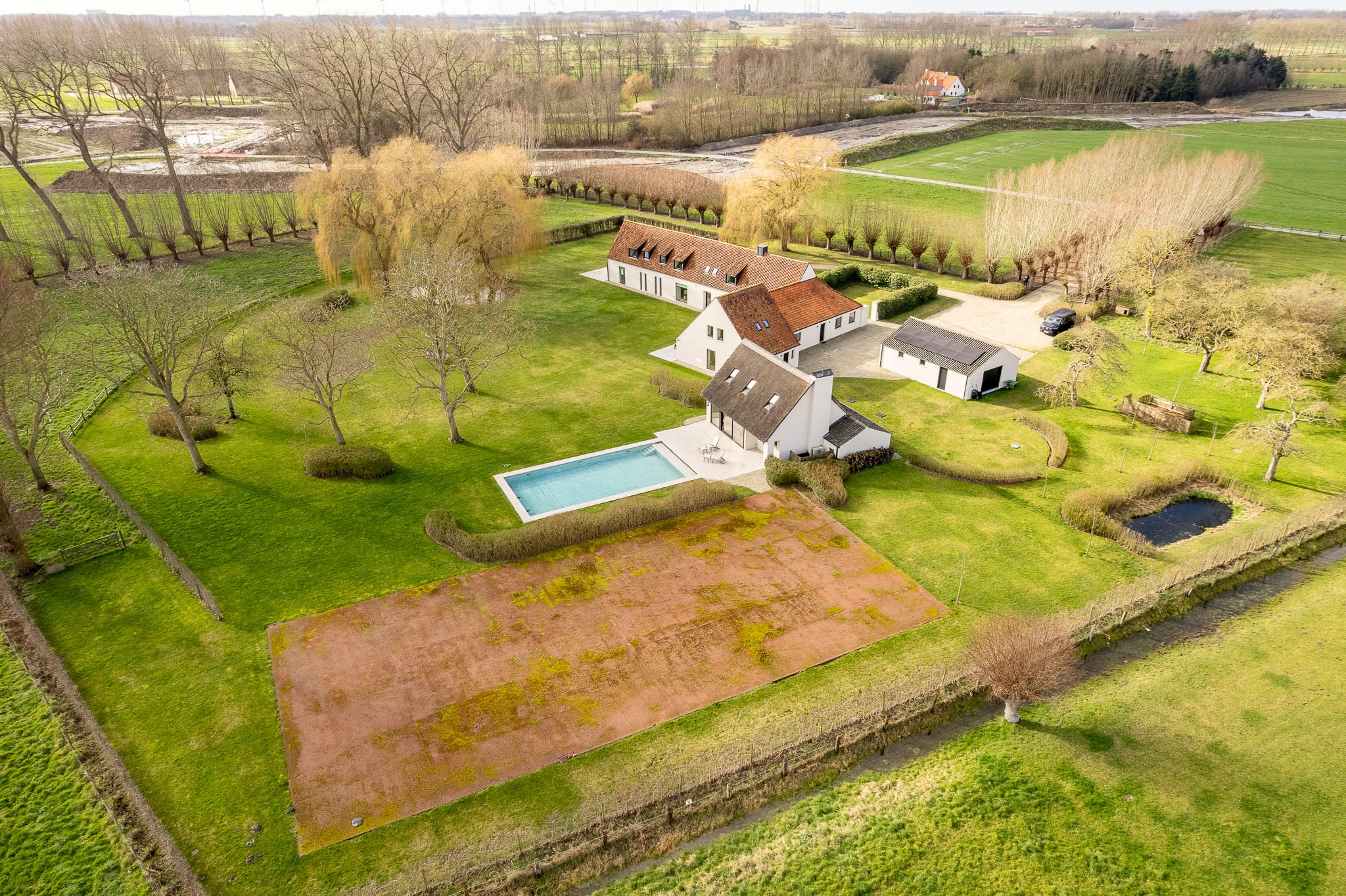 Uitzonderlijk gerenoveerde Hoeve met bijhuis op een domein van 1,5 hectare 