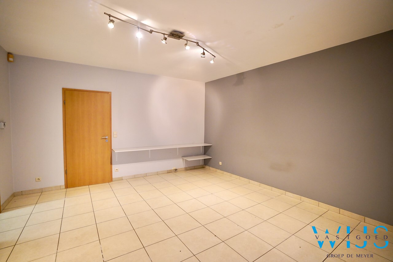 Goed gelegen handelspand met garage te CENTRUM ERTVELDE ! 