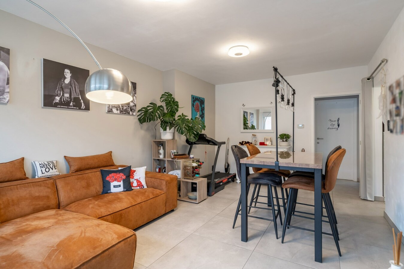 Gerenoveerd appartement met 2 slaapkamers en garage 