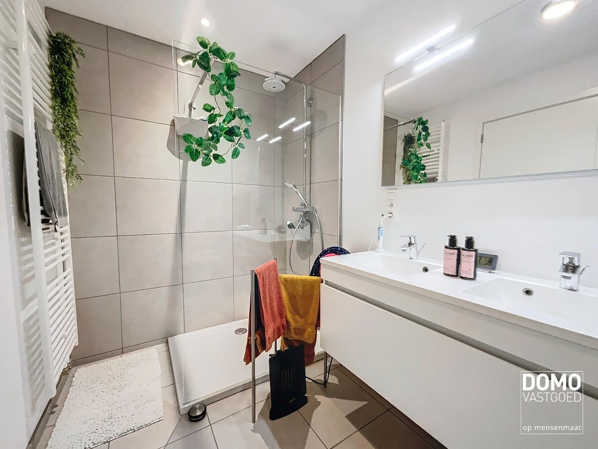 GELIJKVLOERS 1 SLAAPKAMER APPARTEMENT MET TUIN EN ONDERGRONDSE AUTOSTANDPLAATS GELEGEN TE SPALBEEK 