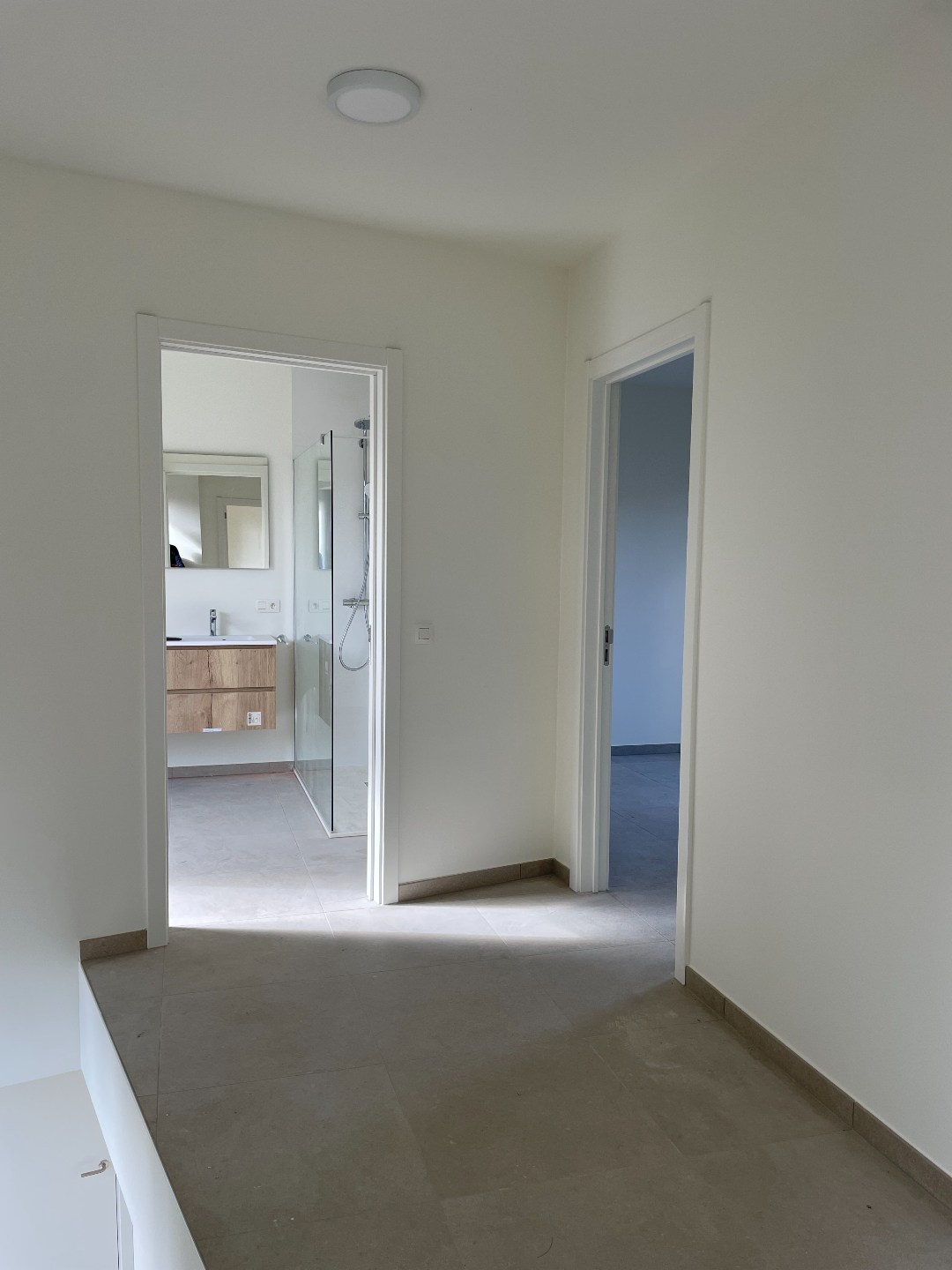Nieuwbouwwoning met 3 slaapkamers inpandige garage , terras en tuin 