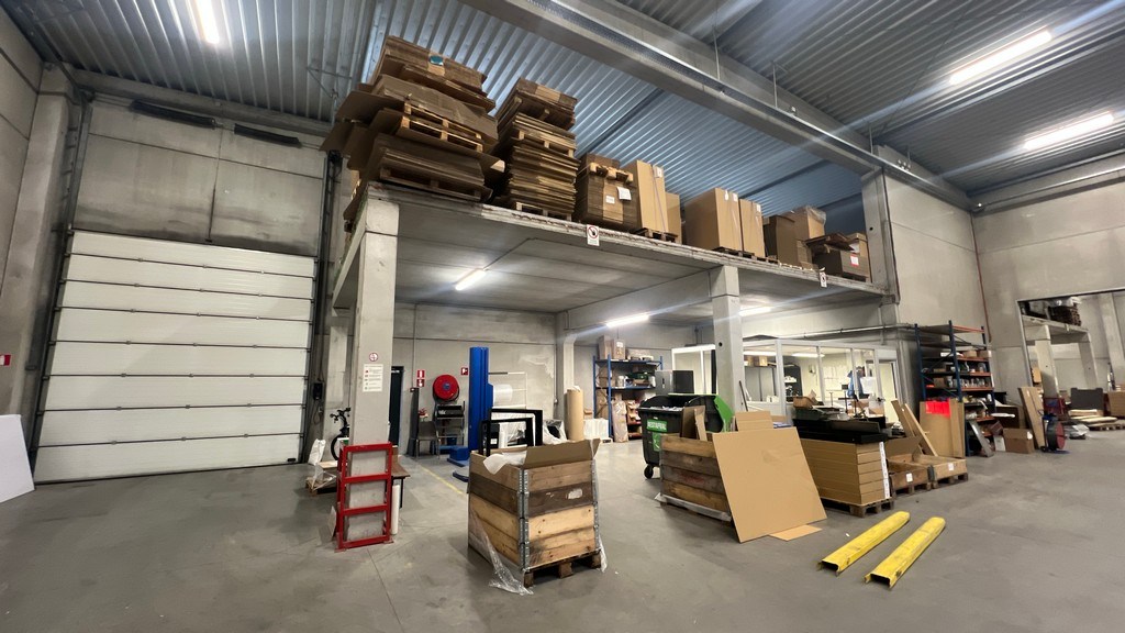 Magazijn met mezzanine te huur in Zele