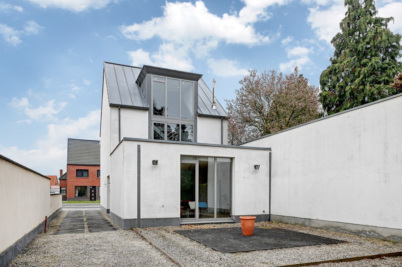 GOED GELEGEN KANTOORGEBOUW TE HERK-DE-STAD met DIVERSE DOELEINDEN 