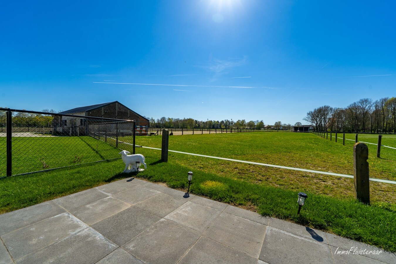 Recent gerenoveerde woning met paardenstallen en buitenpiste op ca. 12.370 m2  te Geel 