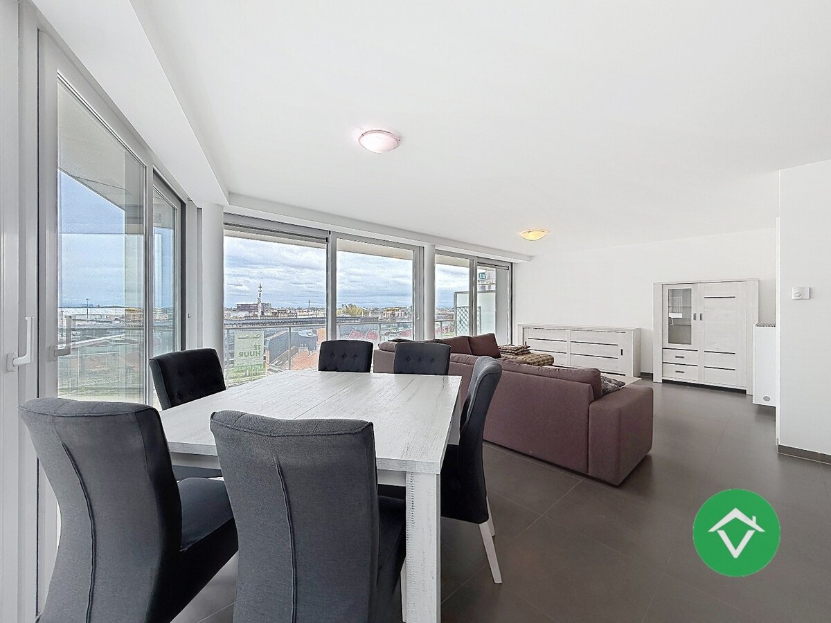 Gemeubeld appartement met 2 slaapkamers en ruim terras te Oostende 