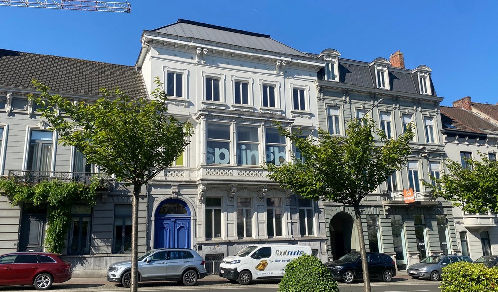 Gemeubelde kantoren in statig herenhuis aan R40 in Gent