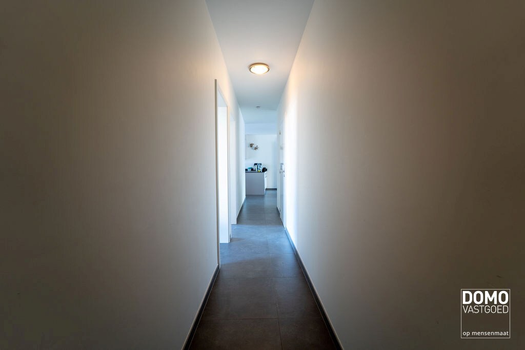 RUIM GELIJKVLOERS APPARTEMENT MET 2 SLAAPKAMERS, TERRAS EN PARKEERGELEGENHEID TE HASSELT (SINT-LAMBRECHTS-HERK) 