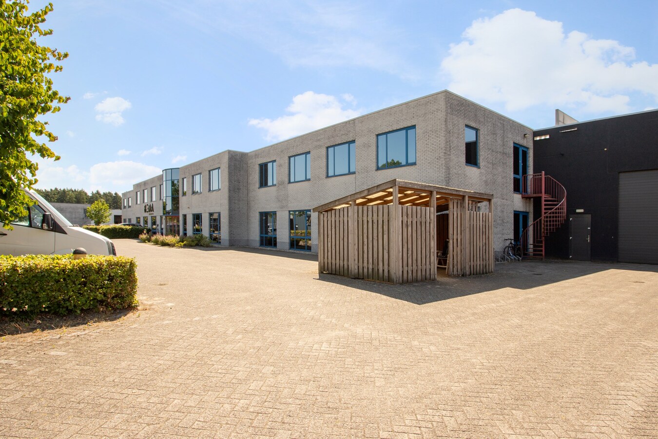 Representatief kantoorpand met 11 kantoorruimtes en circa 20 parkeerplaatsen te huur. 