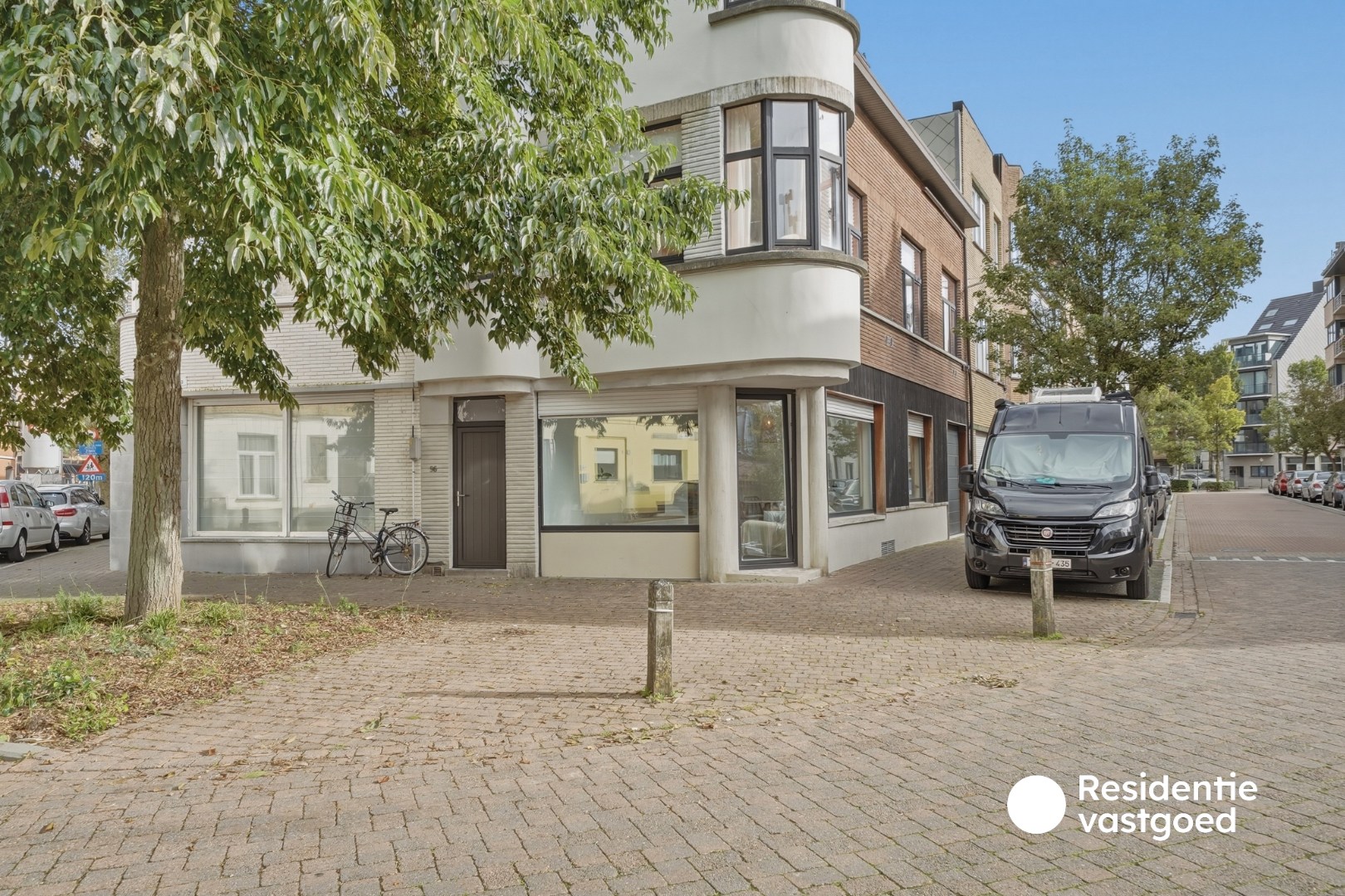 Gelijkvloers en gerenoveerd appartement met garage in Oostende 