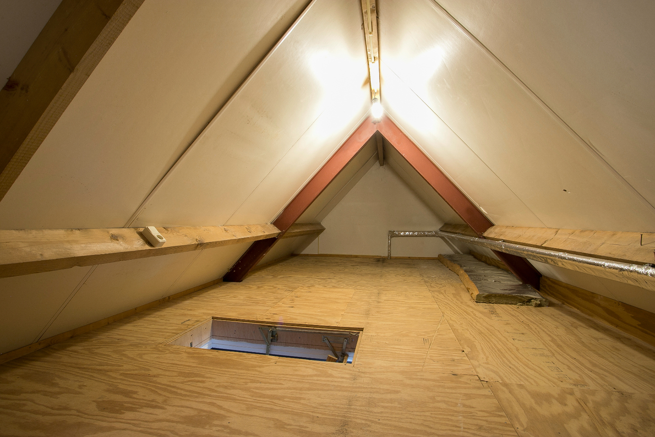 Deze moderne en royale vrijstaande woning staat op een rustige woonlocatie op een mooi hoekperceel. 