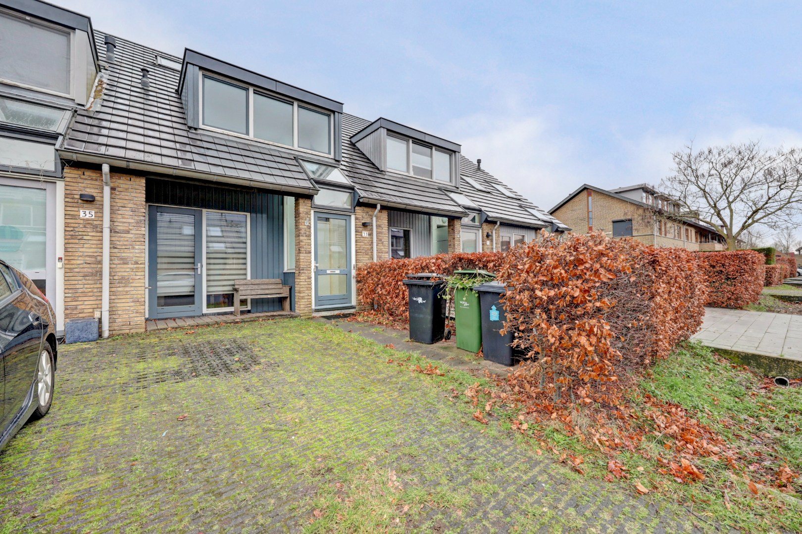 In de jonge woonwijk Nesselande in deelplan Haag en Park gelegen 5 kamer tussenwoning met houten berging en parkeerplaats op 131 m² eigen grond. 