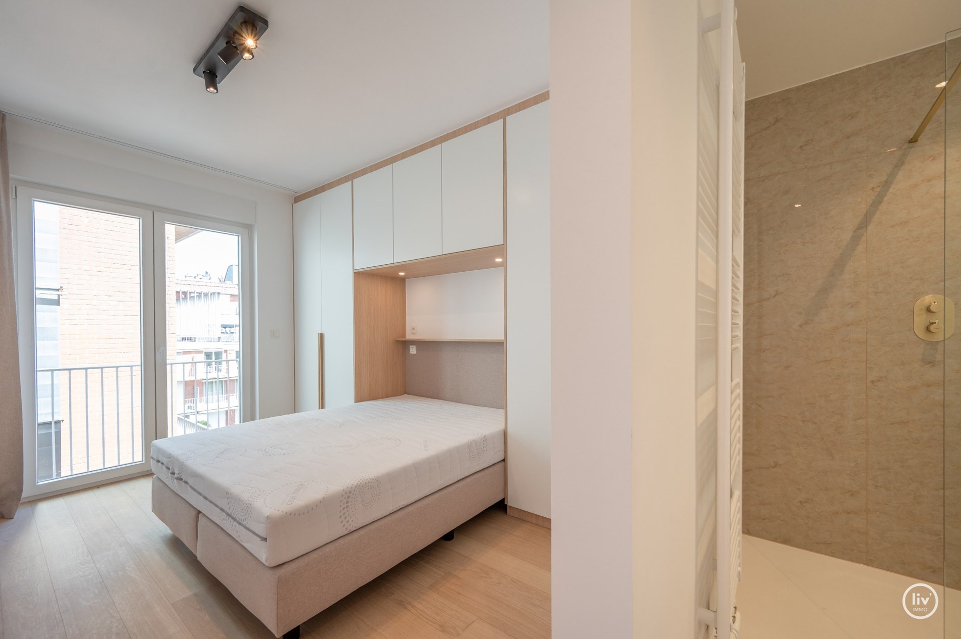 Lichtrijke penthouse met open zicht op toplocatie nabij Dumortierlaan. 