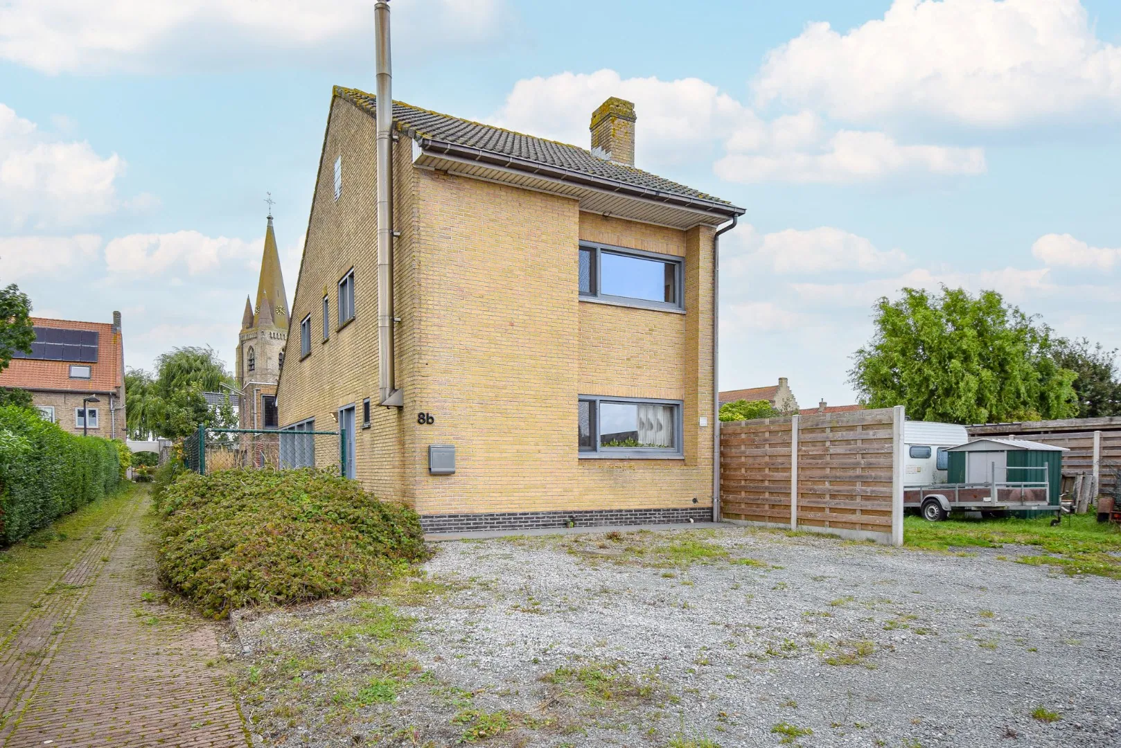 Rustig gelegen gezinswoning met 3 slaapkamers en garage