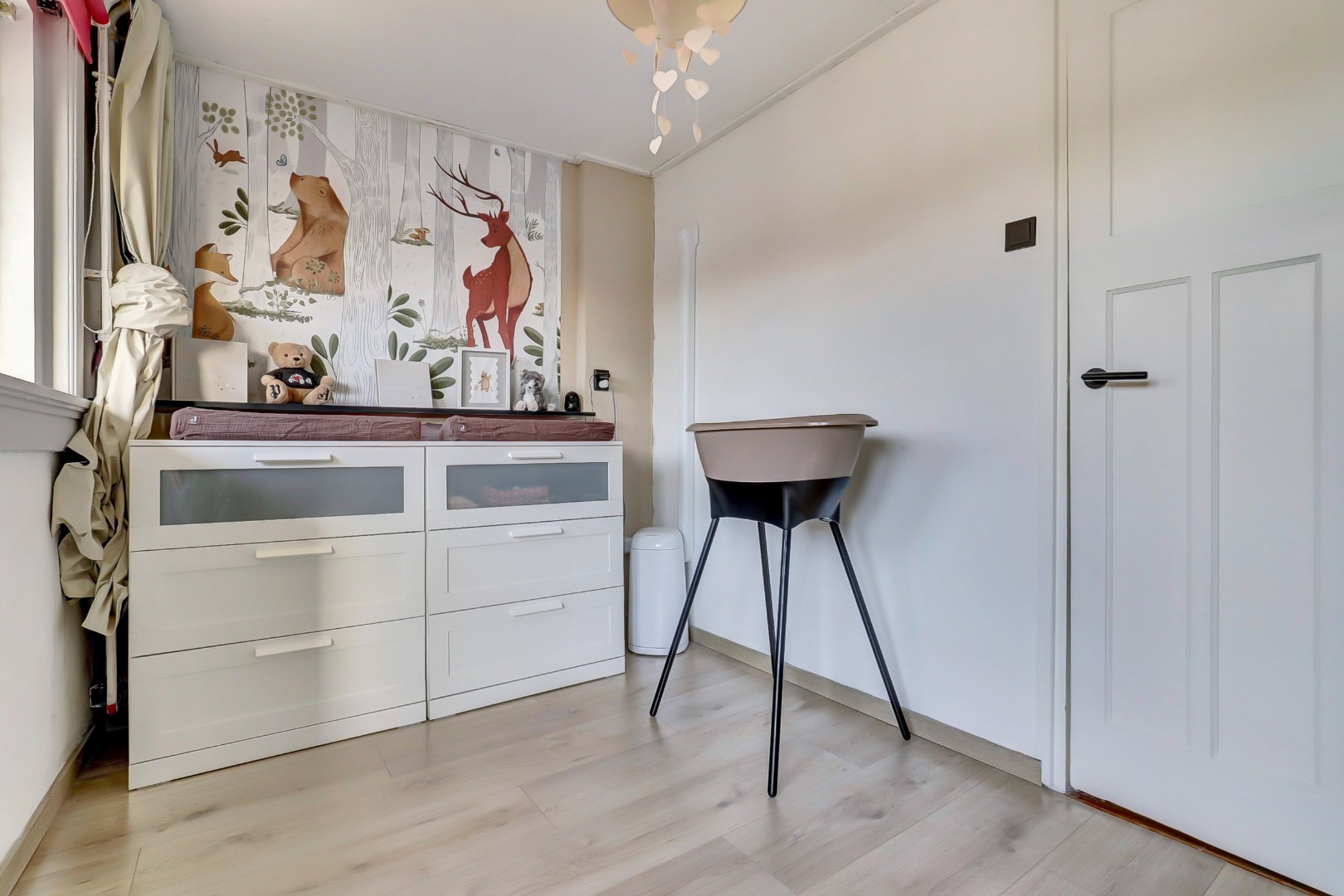 Ruime dubbele bovenwoning met drie slaapkamers, berging en de mogelijkheid tot het realiseren van een extra vierde slaapkamer. 