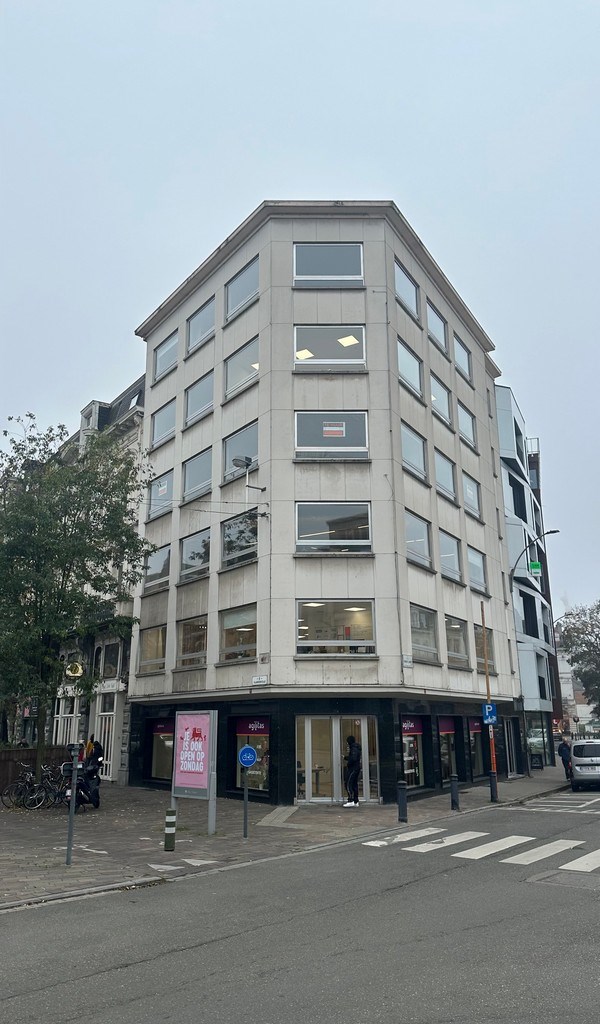 Ingedeelde kantoorruimte te huur in centrum Gent
