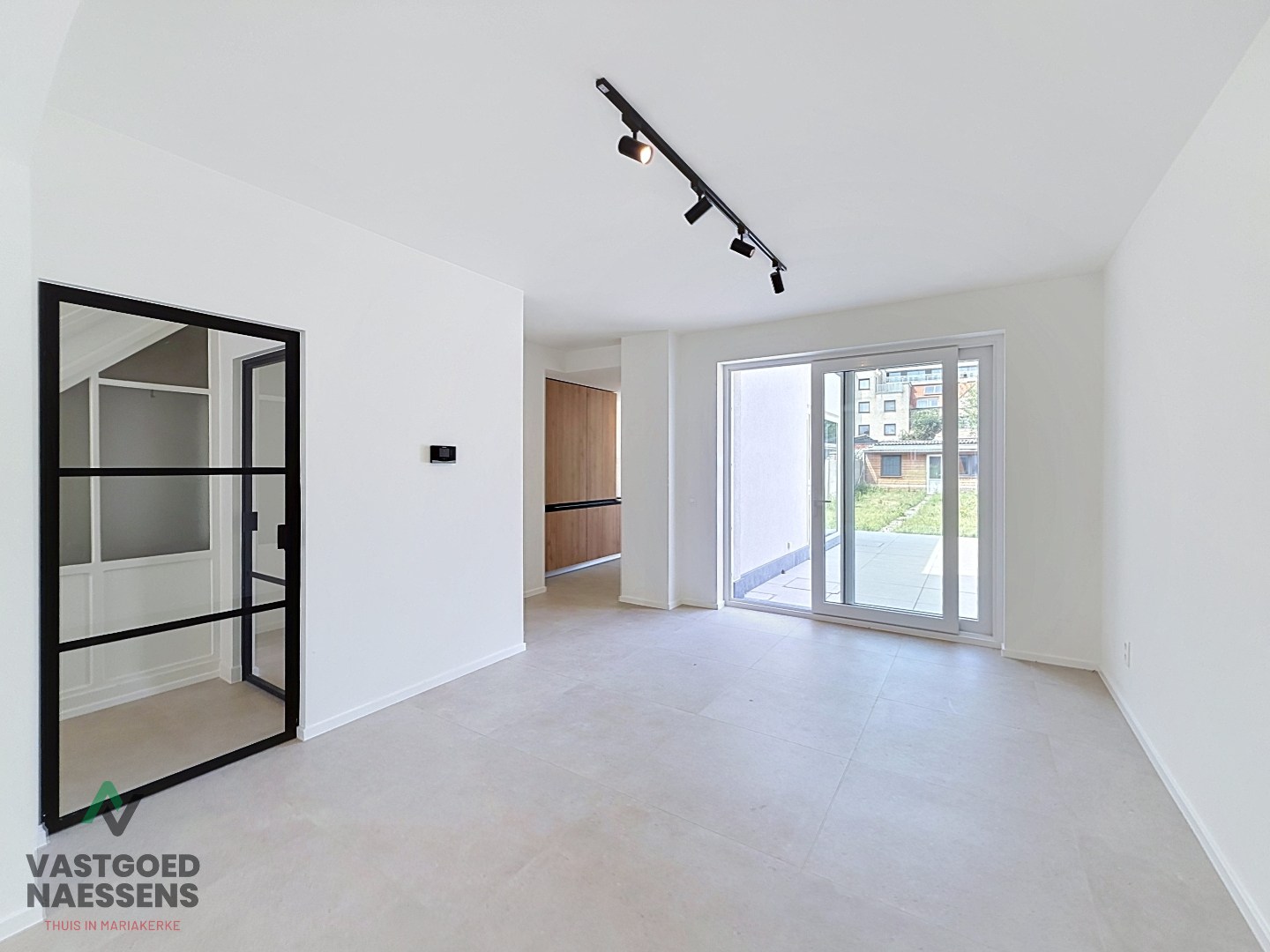 VOLLEDIG GERENOVEERDE 5 SLPK WONING – 2 BADKAMERS – ZONNIGE ZW-TUIN 