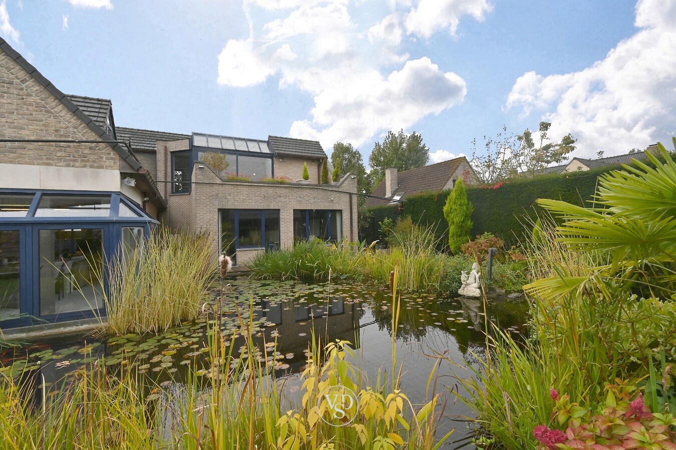 Ruim handelspand met penthouse in villastijl 