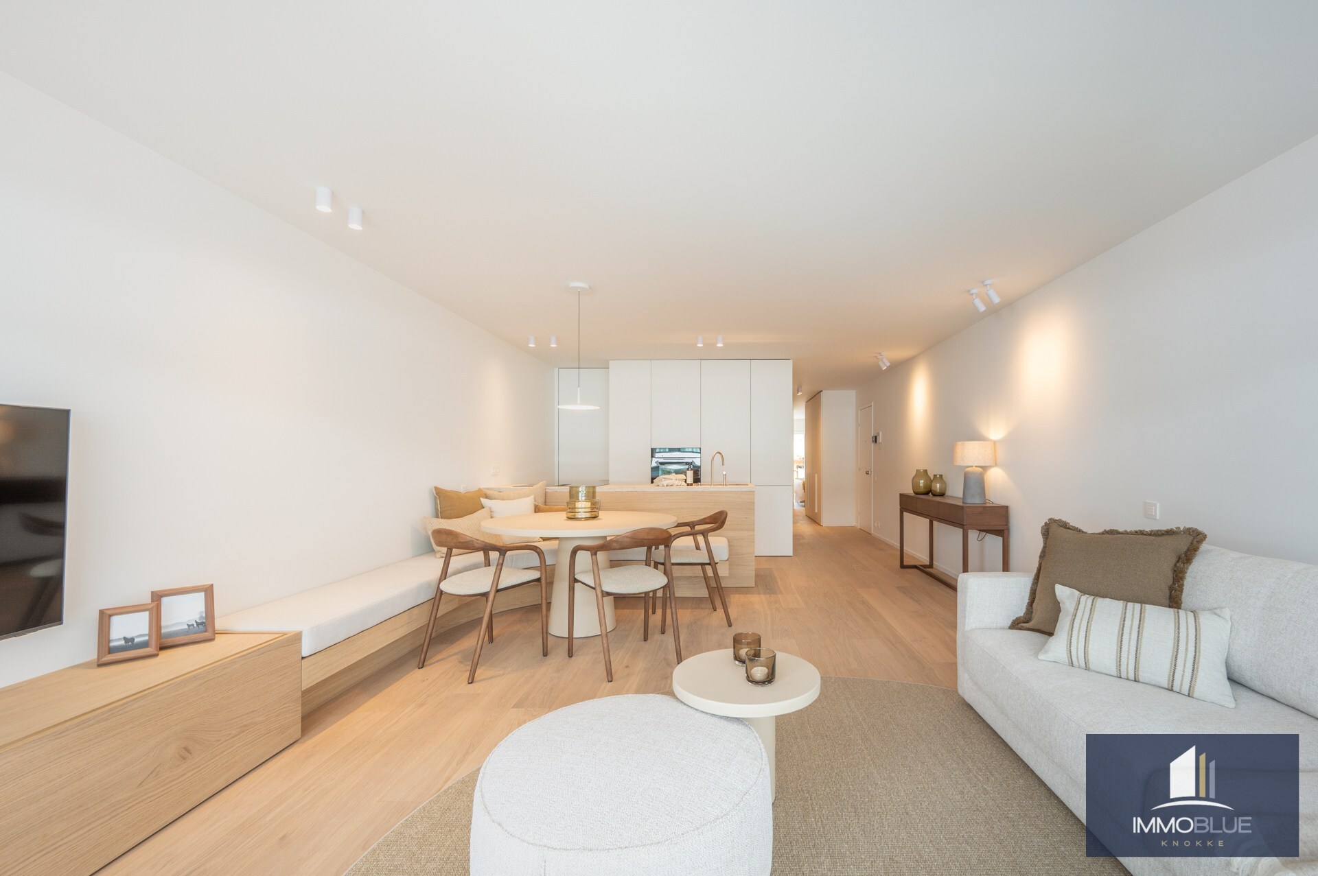 Stijlvol volledig gerenoveerd drie-slaapkamer appartement op toplocatie nabij het Lichttorenplein. 