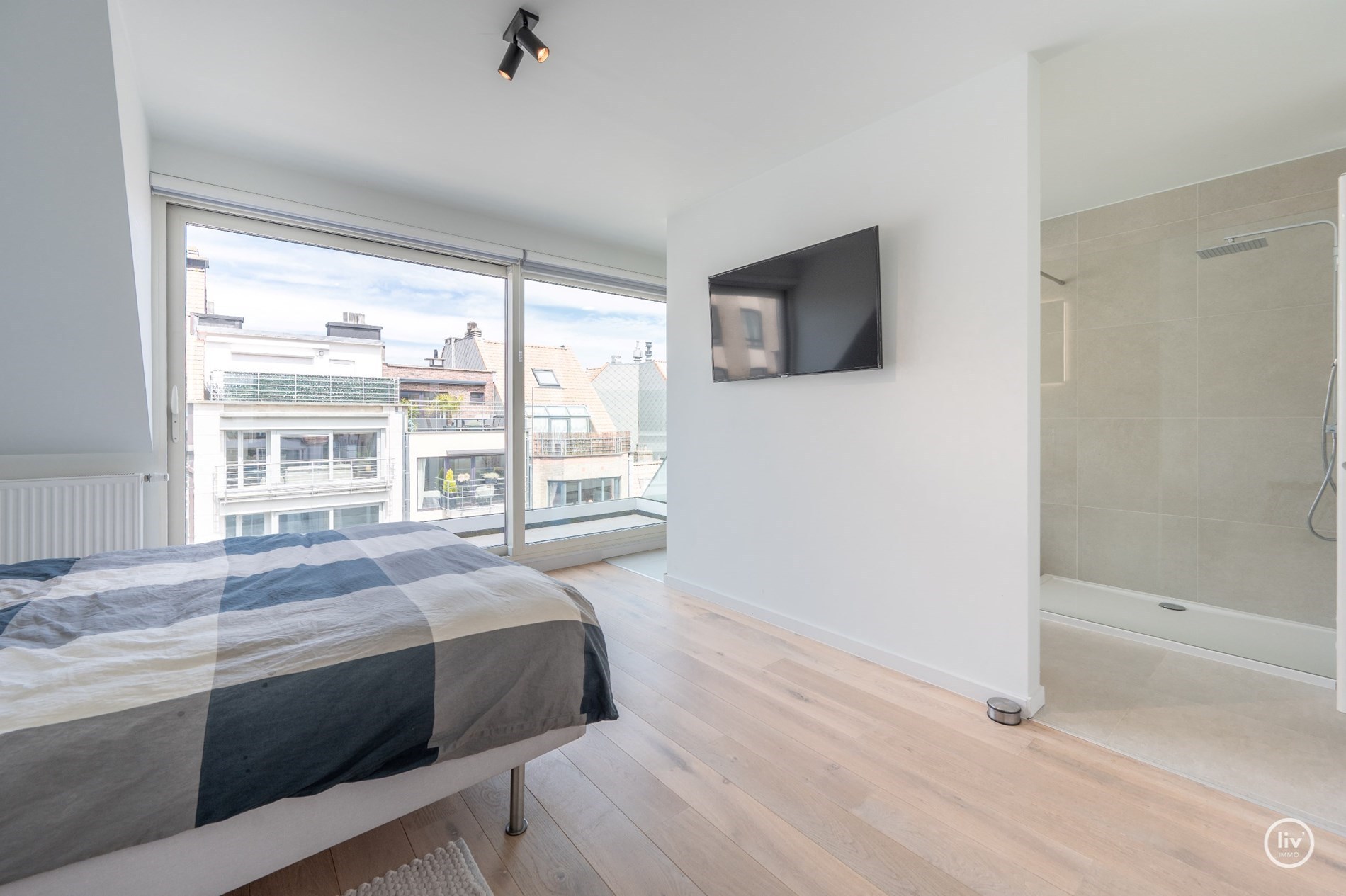 Magnifique triplex spacieux (199 m2) dans une rue adjacente à l'avenue Lippens, à proximité de la digue à Knokke. 